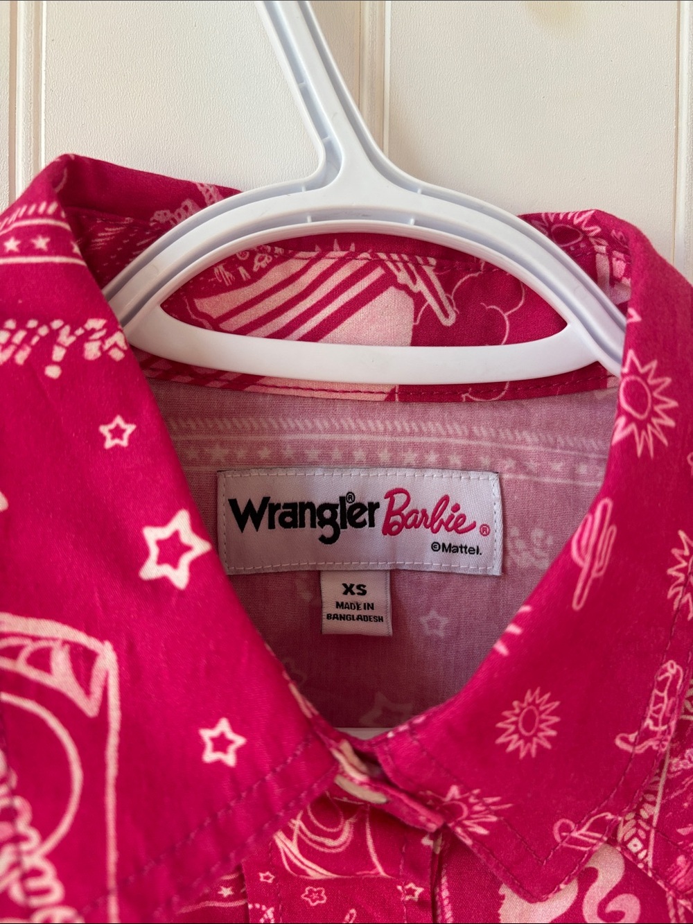 Wrangler X Barbie™ Western Balloon Sleeve Printed Blouse in Pink Bandana XS - Picture 3 of 5